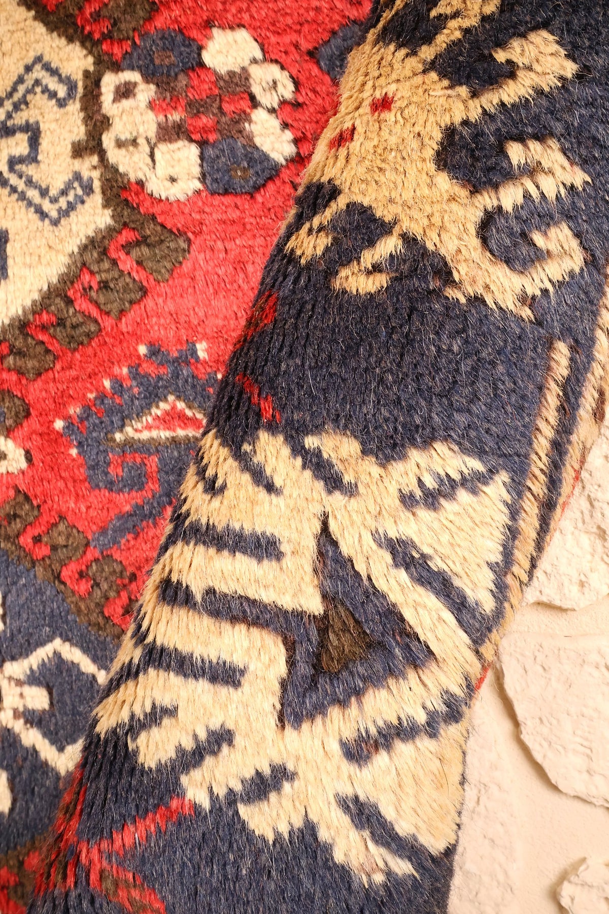 Coin du tapis Anadol, large bordure bleu nuit à motifs crochetés crème