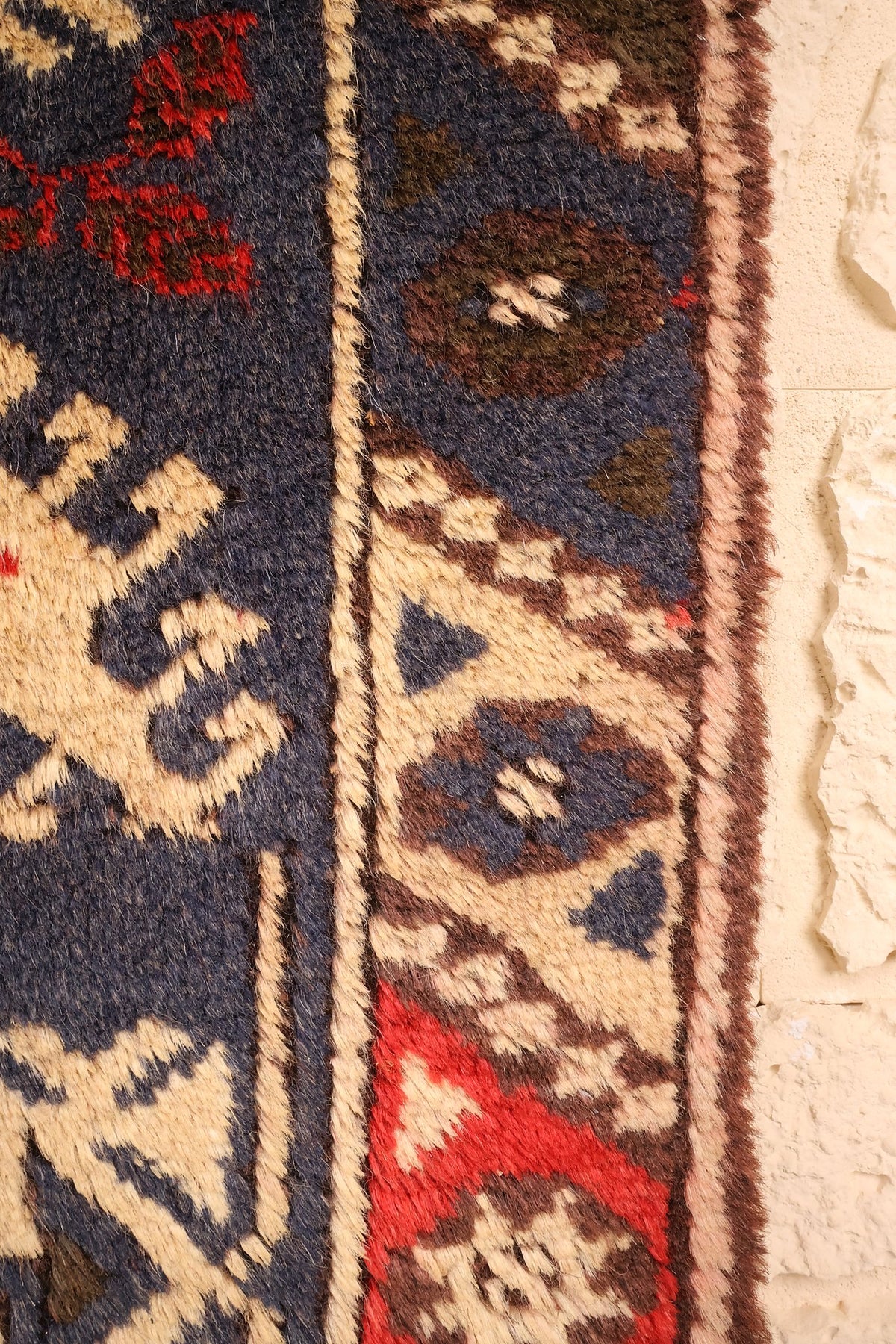 Lisière du tapis Anadol bleu et beige, bordure à rosettes anguleuses