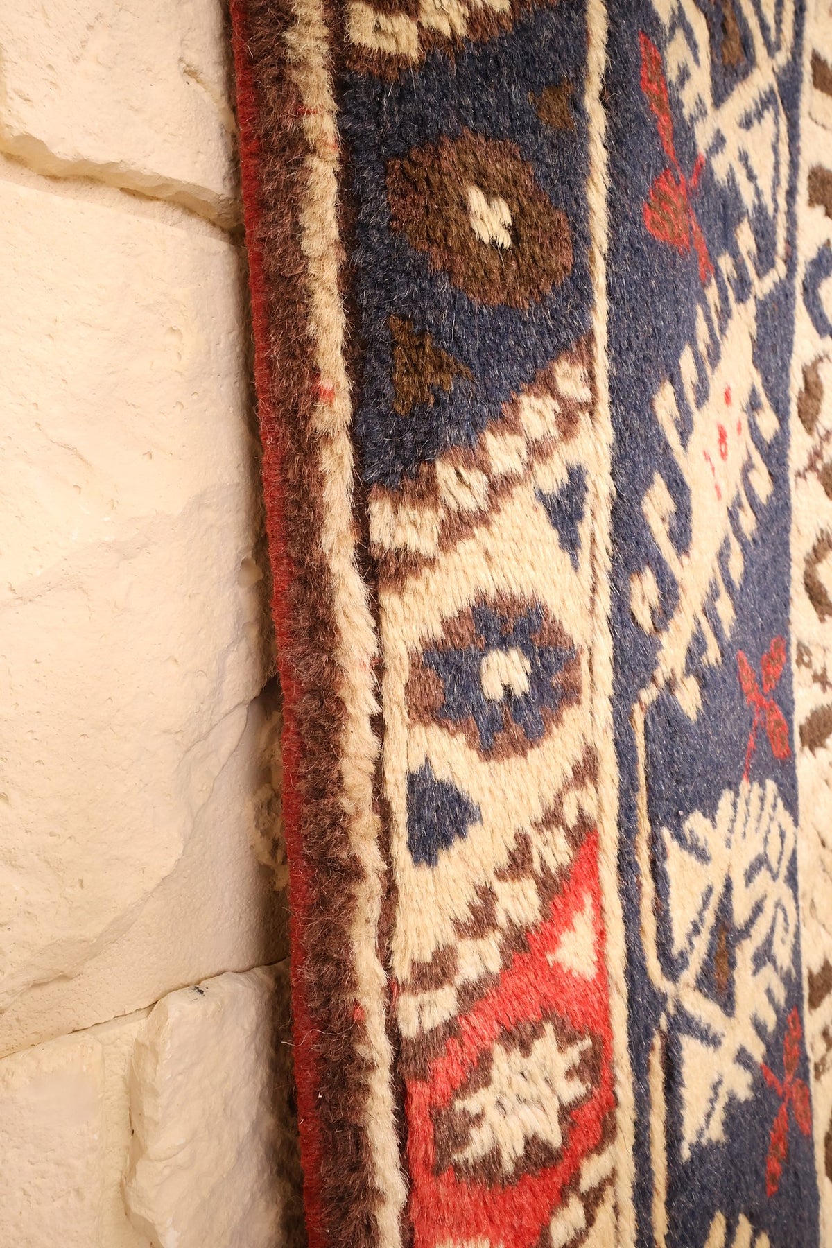 Bord latéral du tapis Anadol, cadre crème à flèches et galon rouge