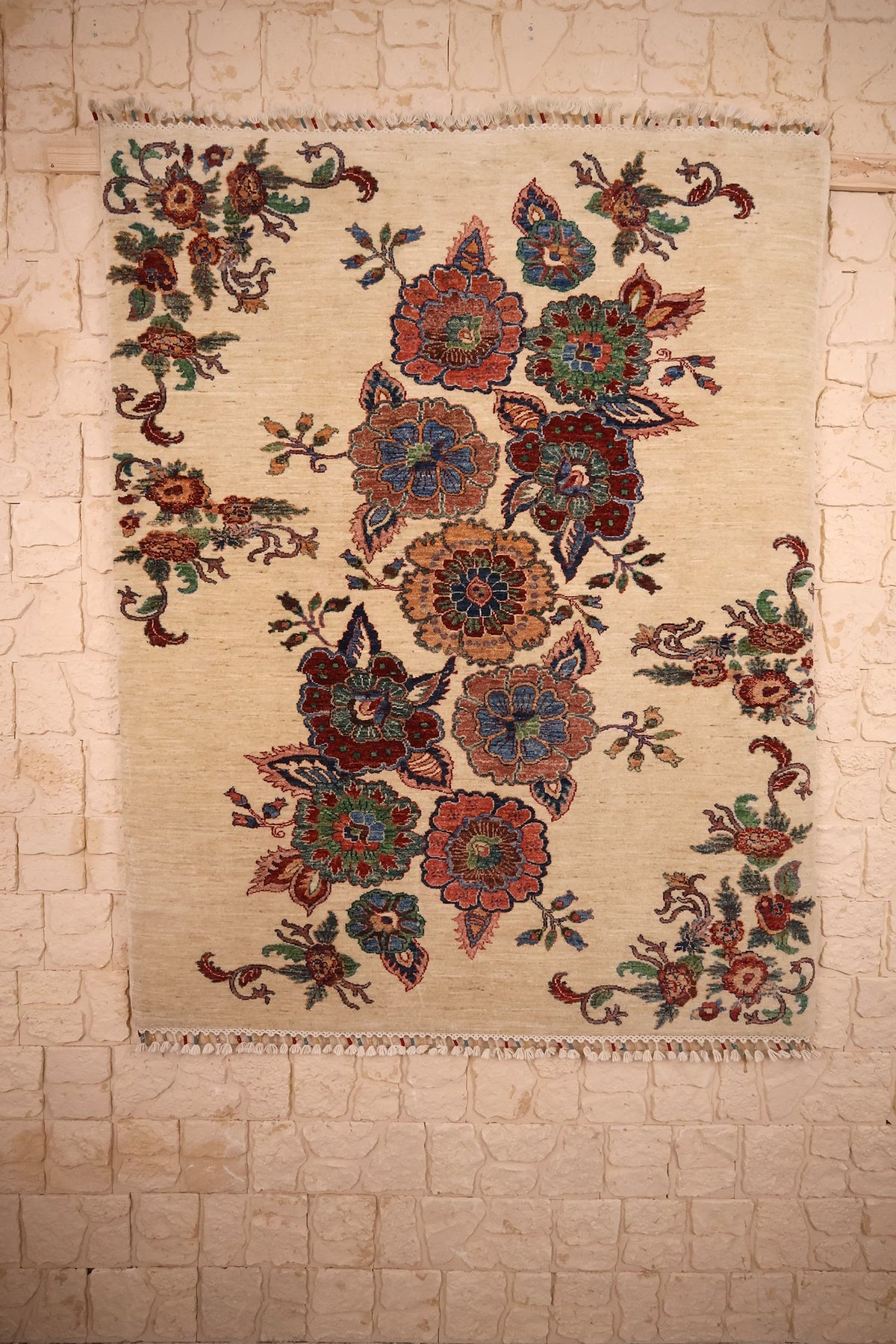 Tapis Aryana beige 188 × 150 cm, vue d'ensemble du champ fleuri rouge et bleu