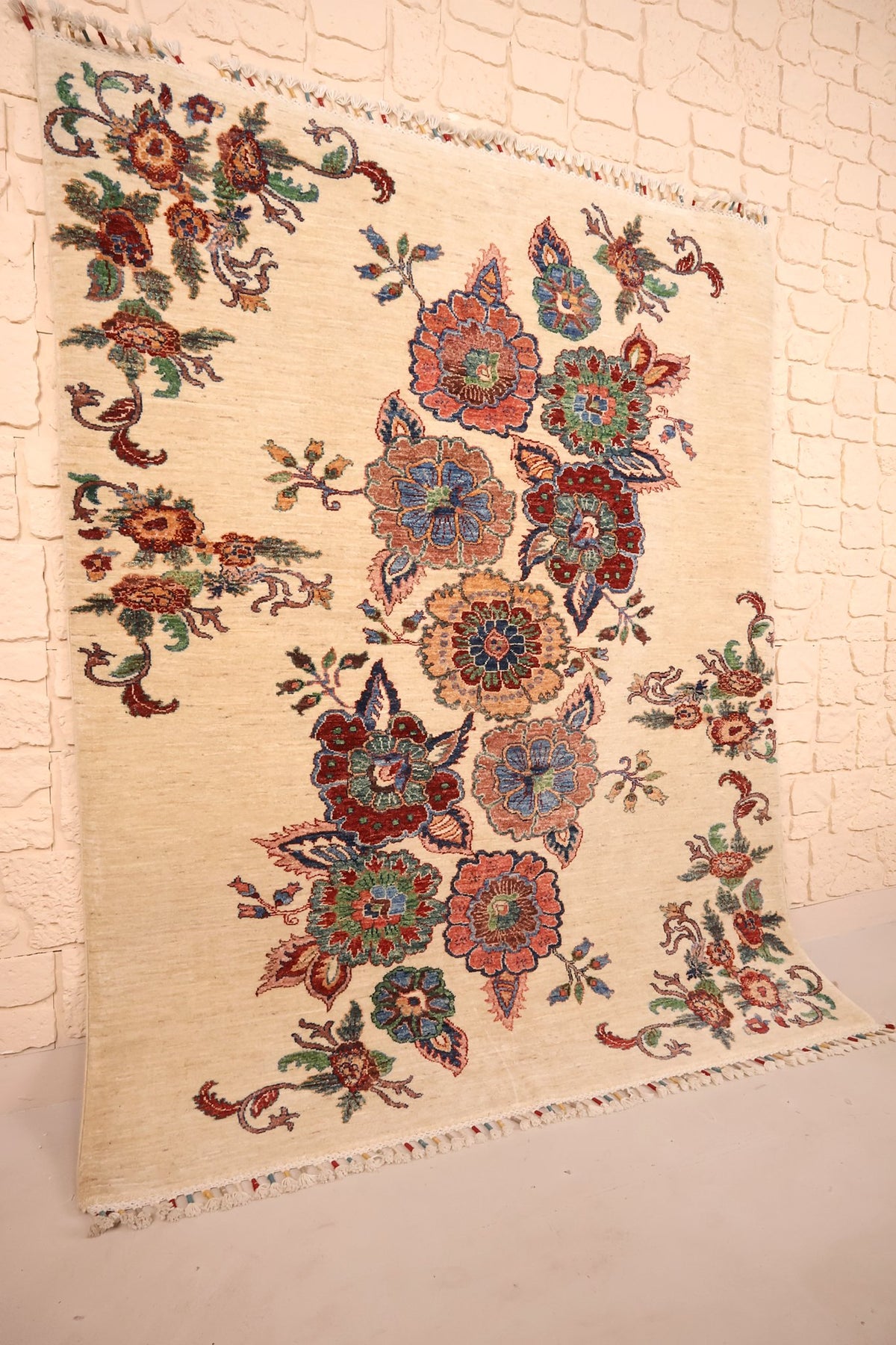 Tapis Aryana en laine noué main, champ ivoire fleuri, vue de biais