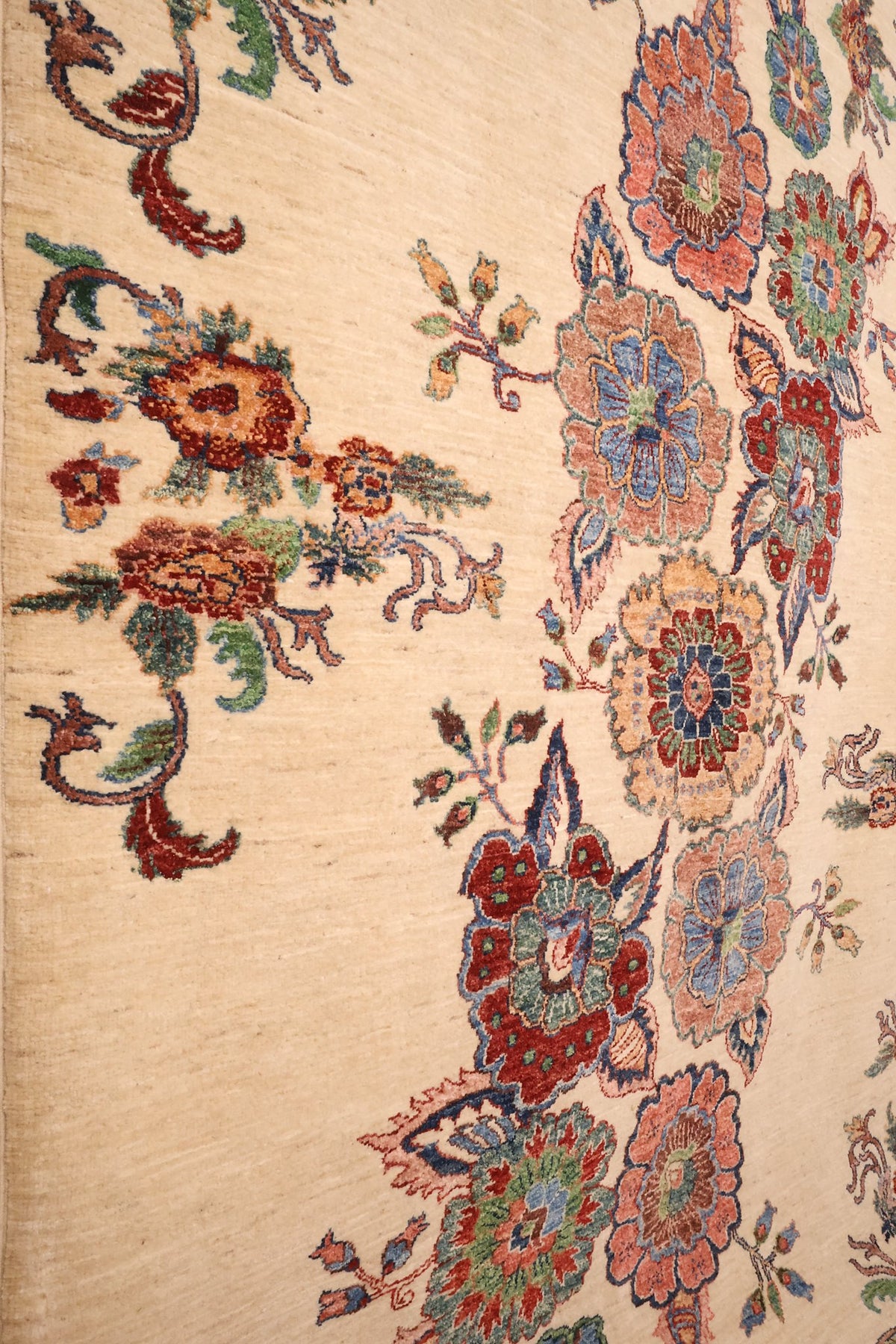 Diagonale de grandes fleurs ouvertes du tapis Aryana, sans bordure dessinée
