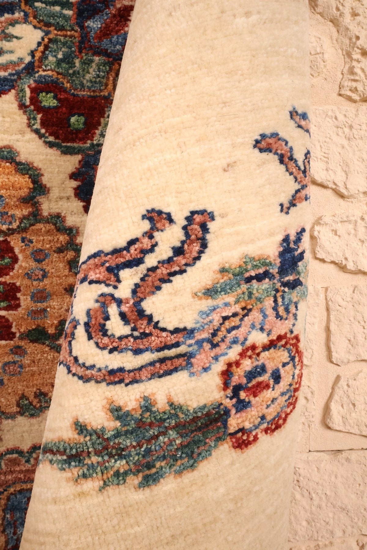 Tapis Aryana 188 × 150 cm roulé, épaisseur et motifs floraux de près