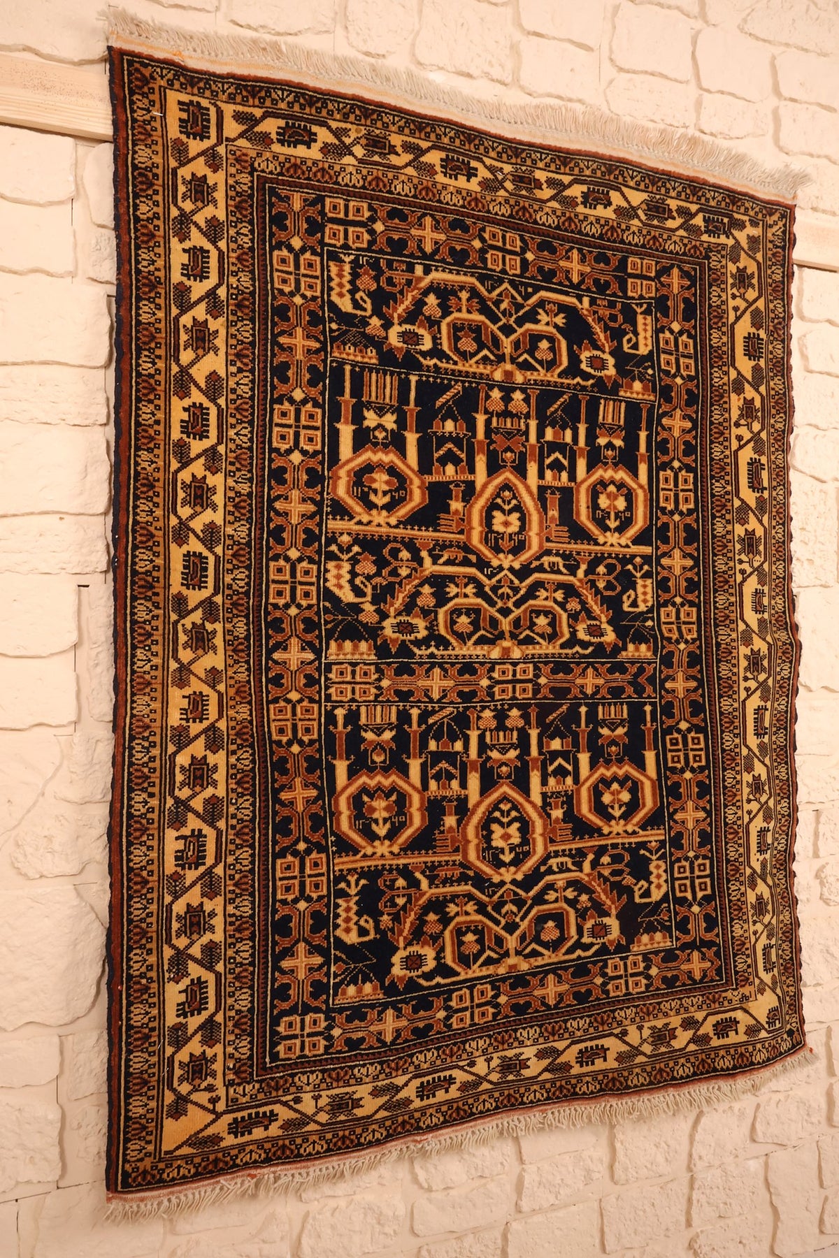 Tapis Baloutch rectangulaire en laine, vue de biais sur les registres horizontaux