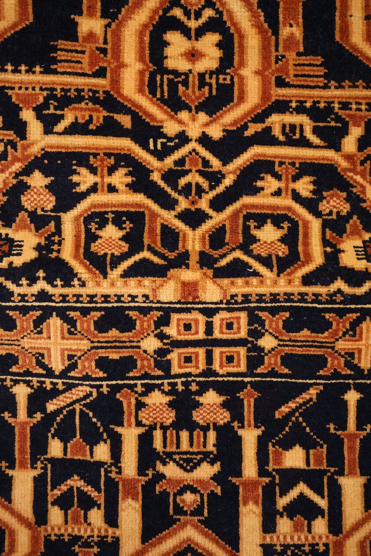 Détail des médaillons octogonaux et arbres stylisés orange sur champ bleu nuit