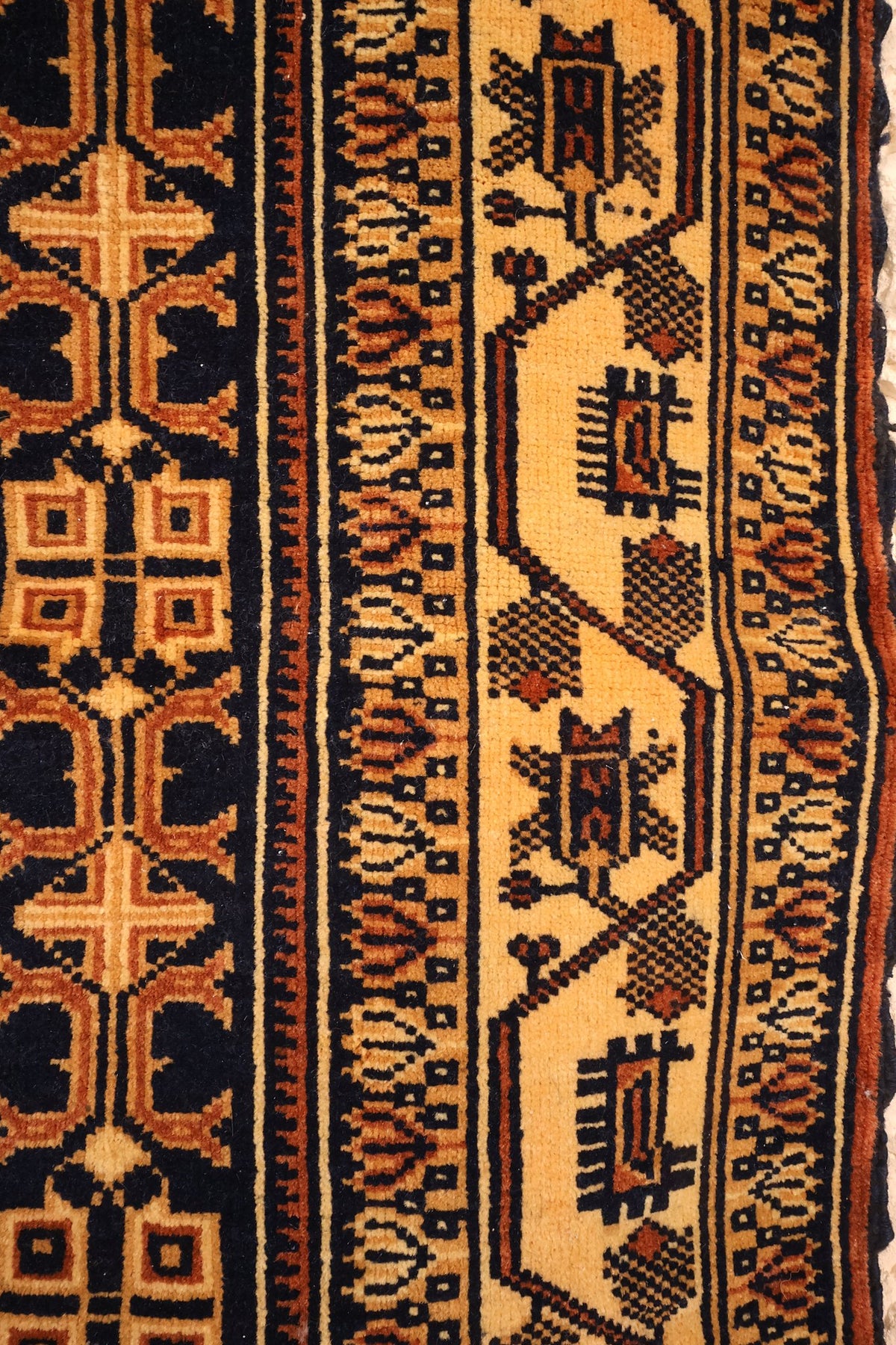 Bordure beige-orangé à motifs géométriques sombres et contre-bordures étroites