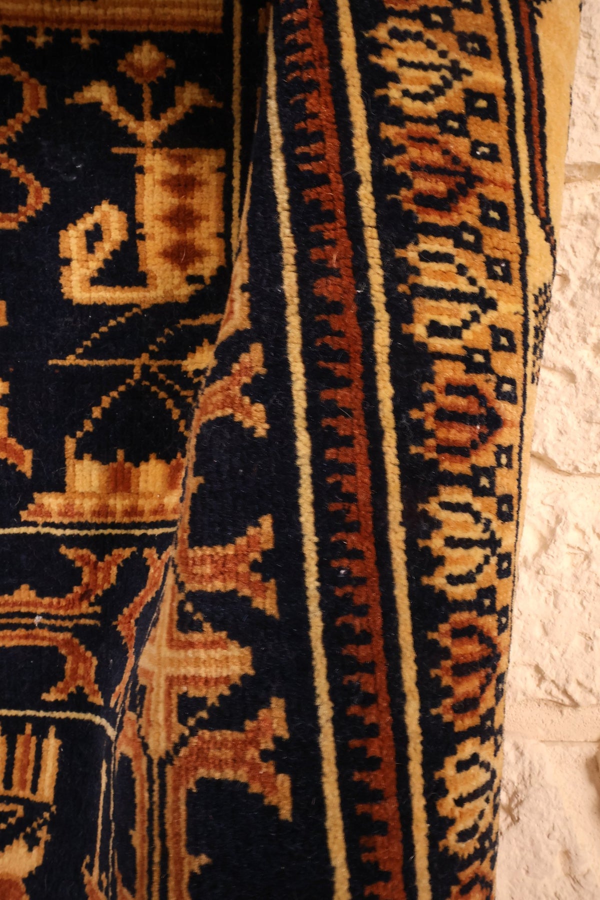 Lisière du tapis Baloutch bleu, bord et bordure vus de près