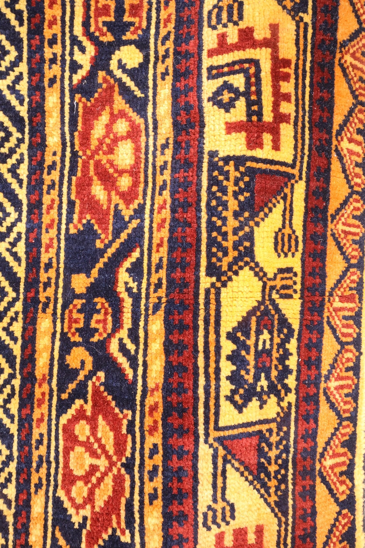 Bordure ivoire à rinceaux et fleurons rouges, bandes orange et bleu foncé