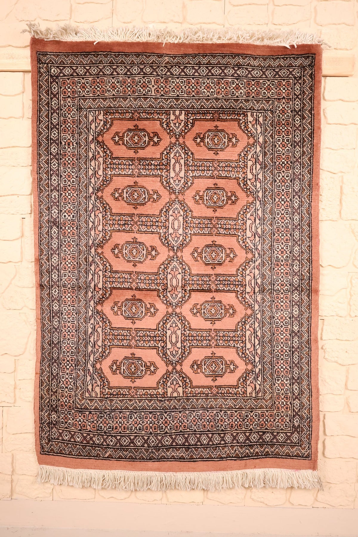 Tapis Boukhara rose 146 × 100 cm, vue d'ensemble des güls octogonaux et des franges