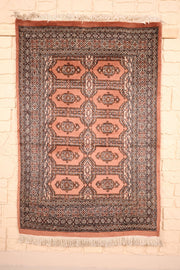 Tapis Boukhara rose 146 × 100 cm, vue d'ensemble des güls octogonaux et des franges