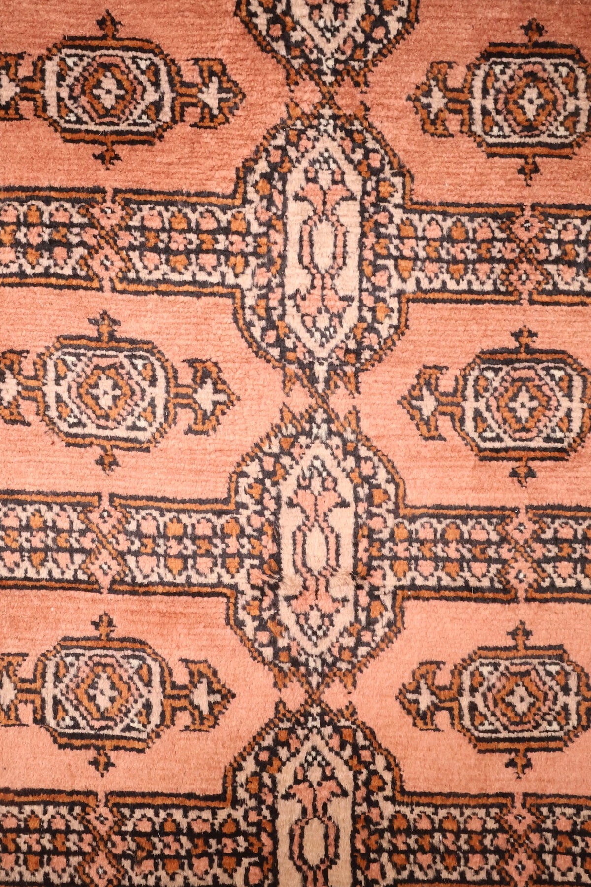 Détail des güls cernés de noir et de l'axe central à pendentifs clairs, Boukhara rose