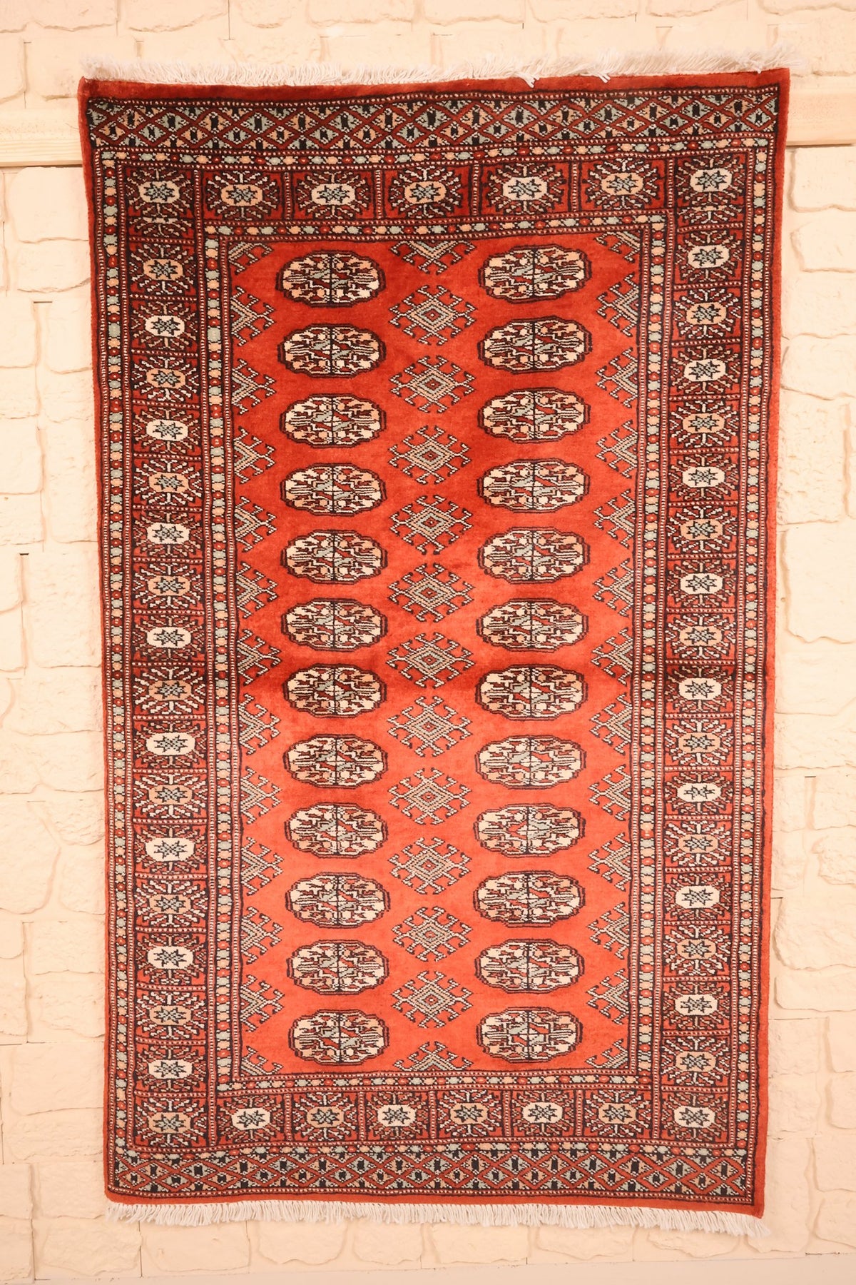 Tapis Boukhara rouge 149 × 90 cm, vue d'ensemble avec ses deux colonnes de guls