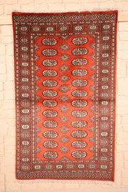 Tapis Boukhara rouge 149 × 90 cm, vue d'ensemble avec ses deux colonnes de guls