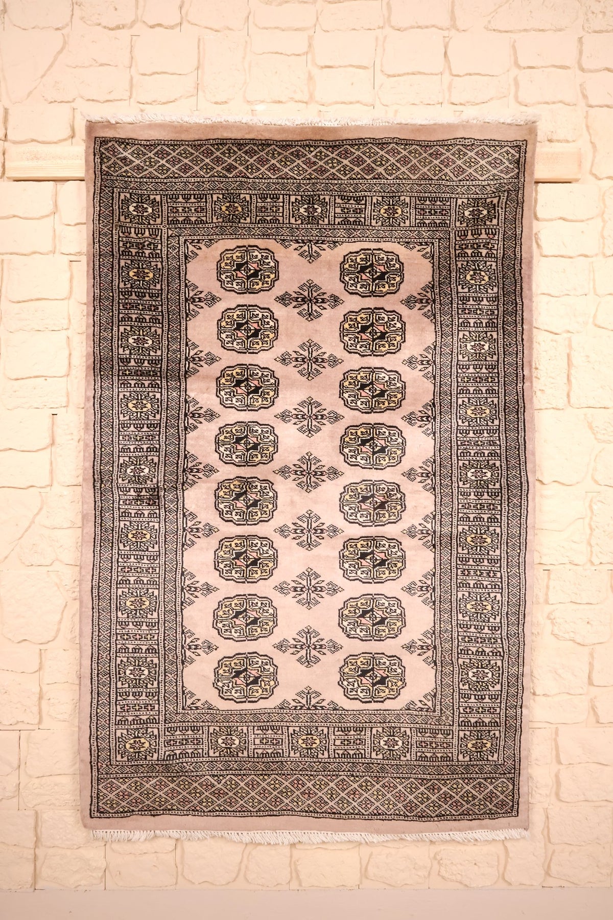 Tapis Boukhara en laine noué main, champ beige rosé à deux rangées de guls
