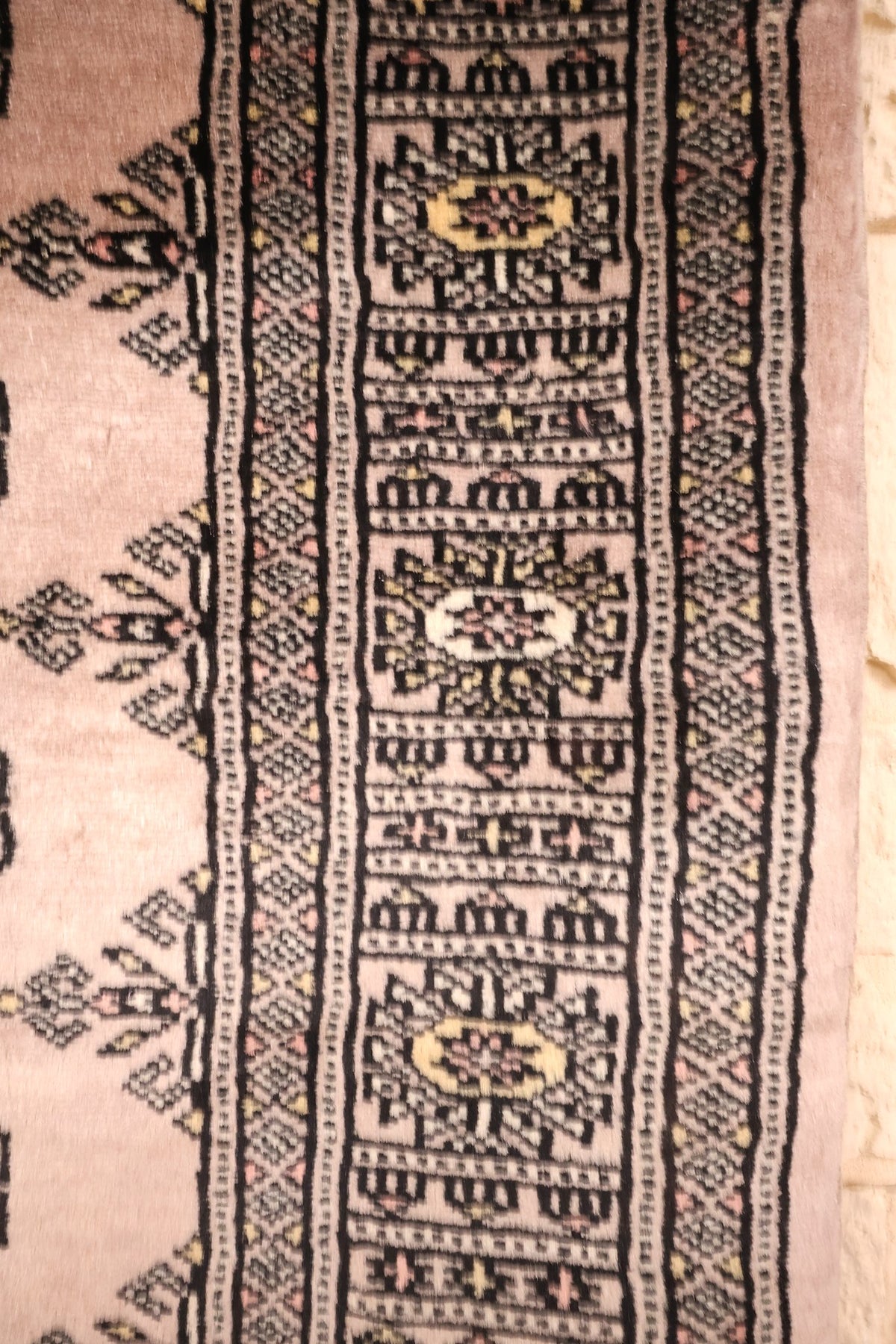 Bordures du tapis Boukhara : frises géométriques et cartouches jaunes et crème
