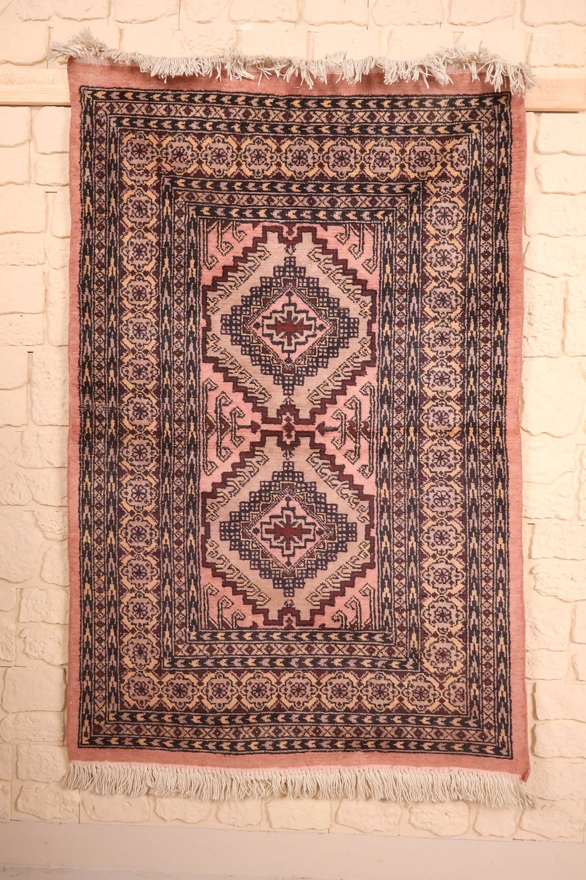Tapis Boukhara rose 149 × 96 cm, vue d'ensemble avec ses deux médaillons losangés