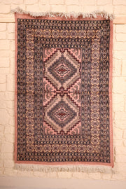 Tapis Boukhara rose 149 × 96 cm, vue d'ensemble avec ses deux médaillons losangés