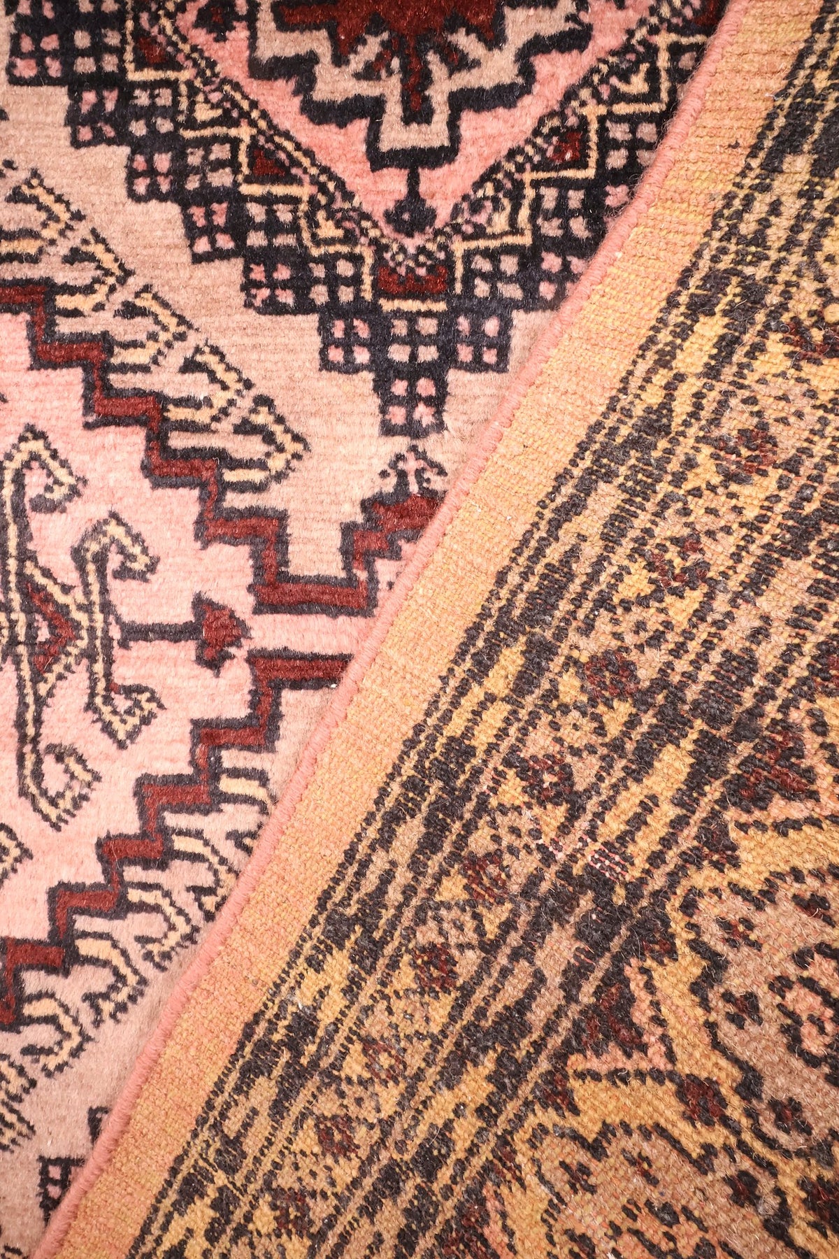 Coin du tapis Boukhara en laine, crochets ivoire et bandes à chevrons