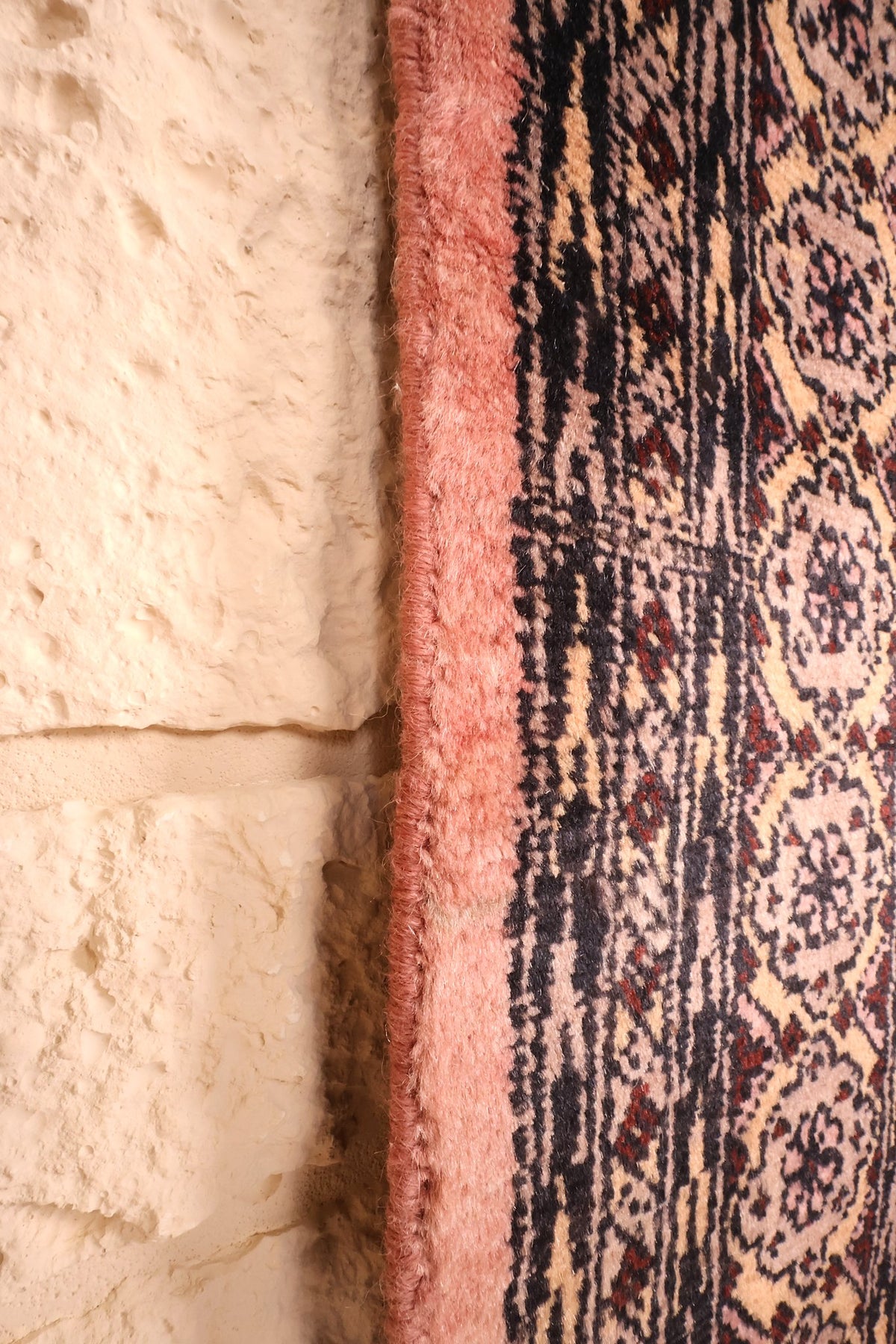 Lisière du tapis Boukhara noué à la main, bord rose le long des bordures