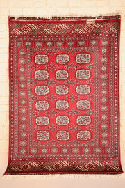 Tapis Boukhara rouge 180 × 126 cm, vue d'ensemble avec ses rangées de guls ivoire
