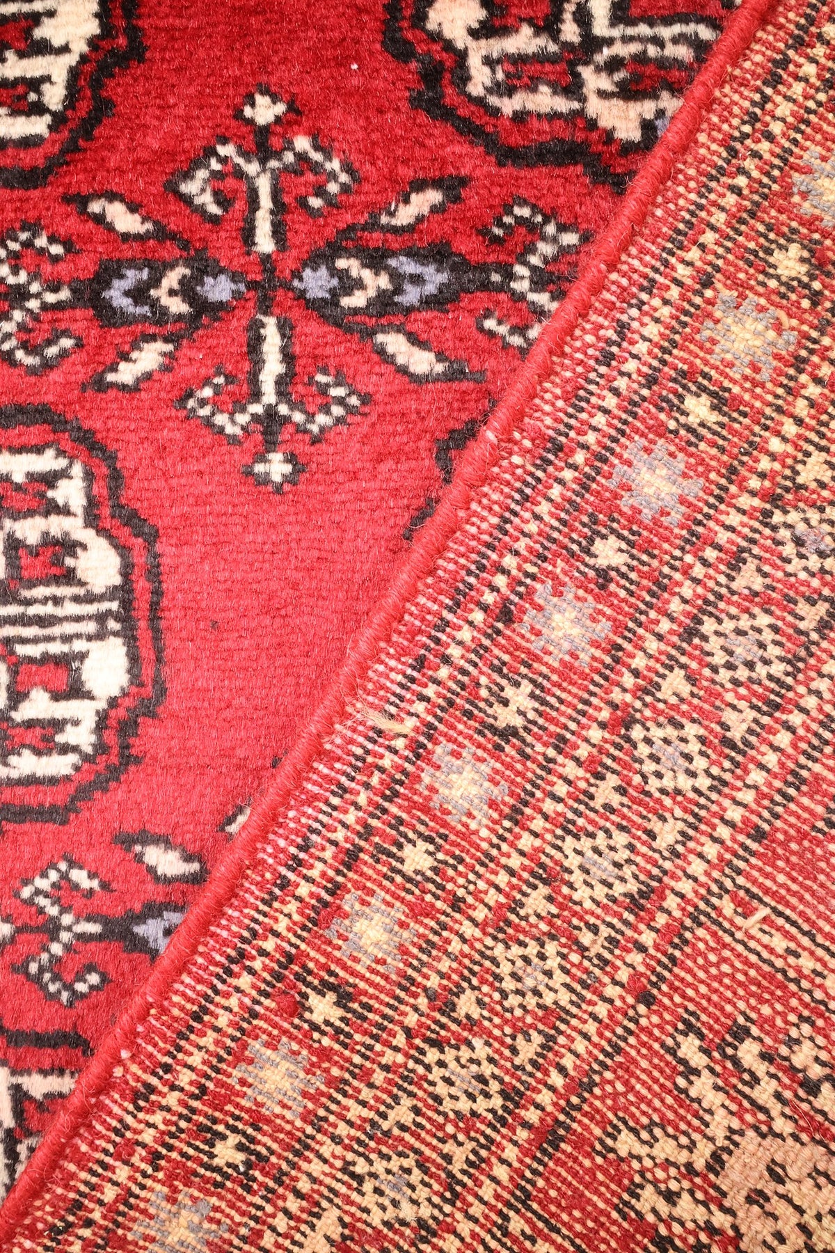 Envers du tapis Boukhara en laine, nœuds noués à la main bien visibles