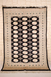 Tapis Boukhara noir et beige 180 × 127 cm, vue d'ensemble avec franges écrues