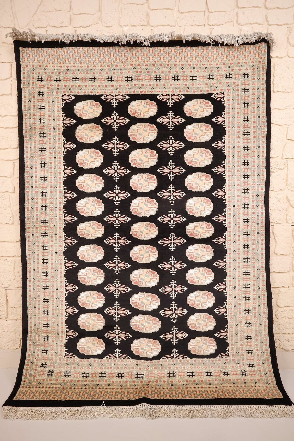 Tapis Boukhara noir et beige 180 × 127 cm, vue d'ensemble avec franges écrues