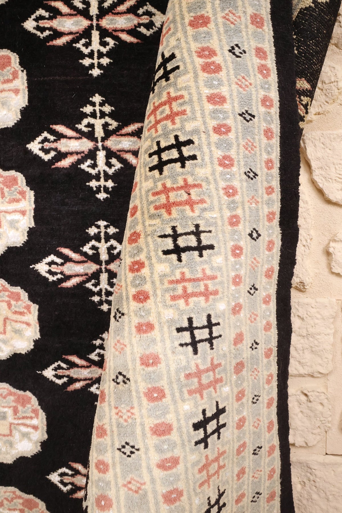Lisière du tapis Boukhara en laine, liseré noir le long des motifs en croisillons
