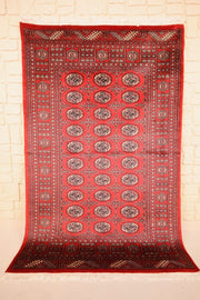Tapis Boukhara rouge 191 × 126 cm, vue d'ensemble des guls alignés et des franges blanches