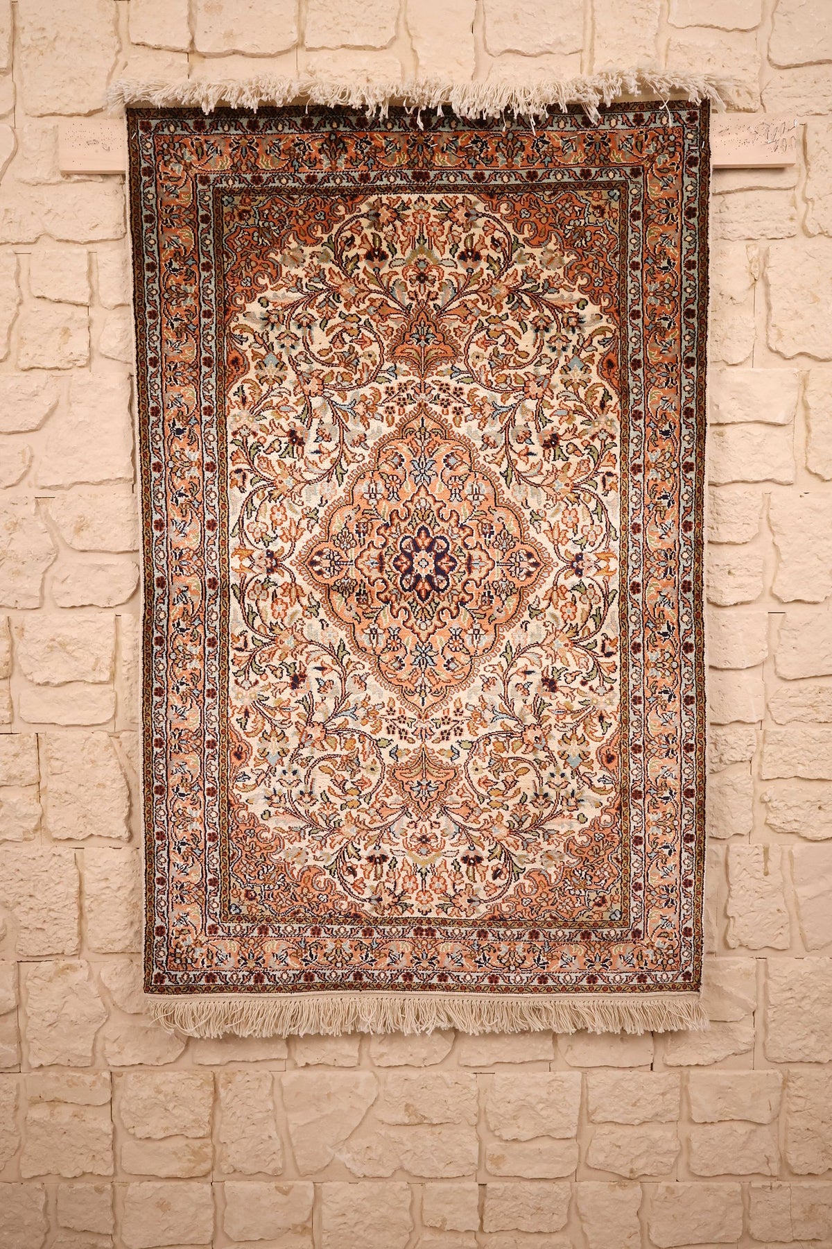 Tapis Cachemire beige et orange 184 × 79 cm, vue d'ensemble avec médaillon et franges