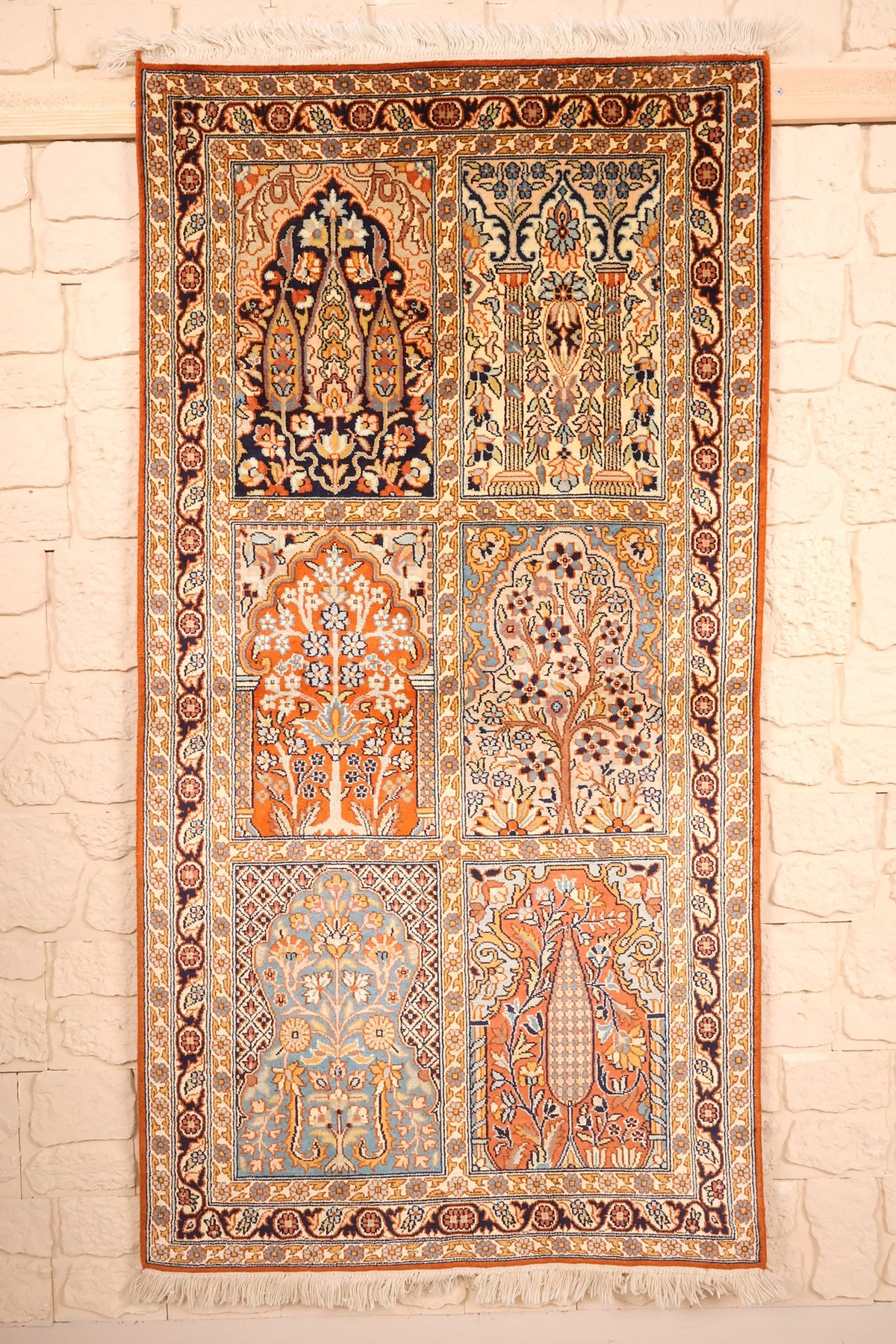 Tapis Cachemire orange 152 × 79 cm, vue d'ensemble des six compartiments à arbres de vie
