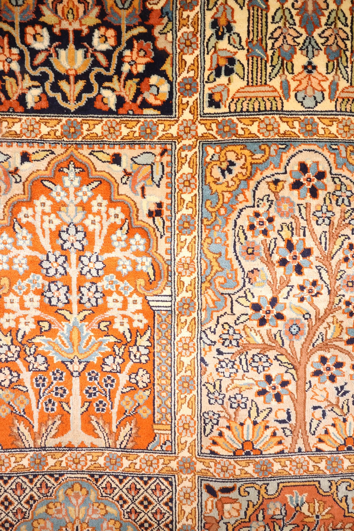Détail des arbres de vie sous arcade, fonds orange et ivoire du tapis Cachemire