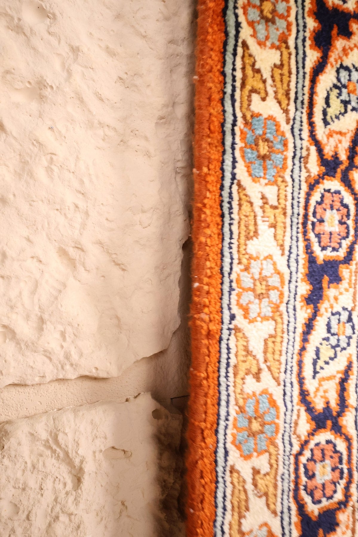 Lisière orange du tapis Cachemire 152 × 79 cm, finition le long de la bordure