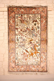 Tapis Cachemire beige 152 × 94 cm en soie naturelle, vue d'ensemble de la scène de chasse