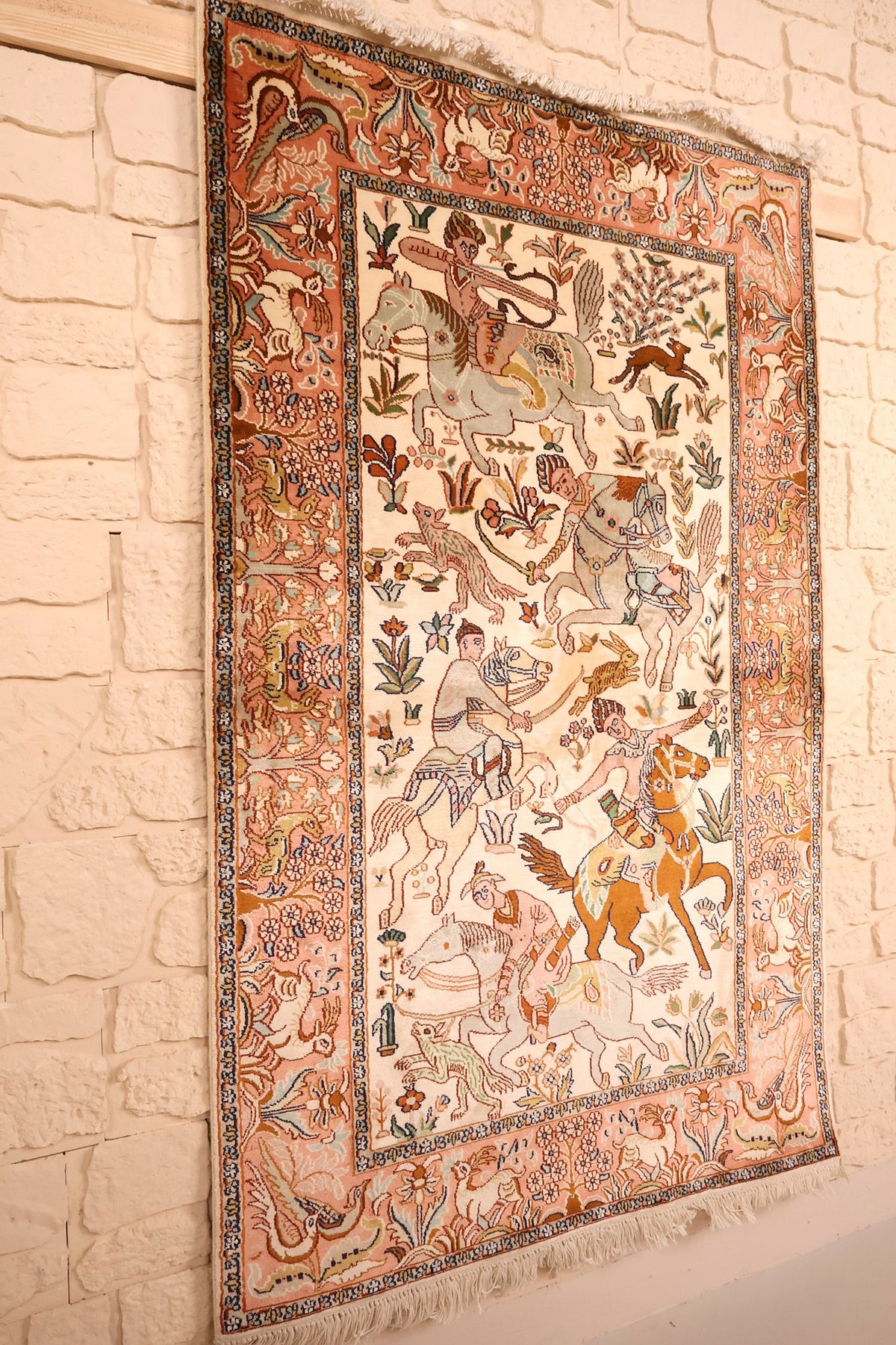 Tapis Cachemire beige et rose vu de biais, cavaliers et bordure saumon