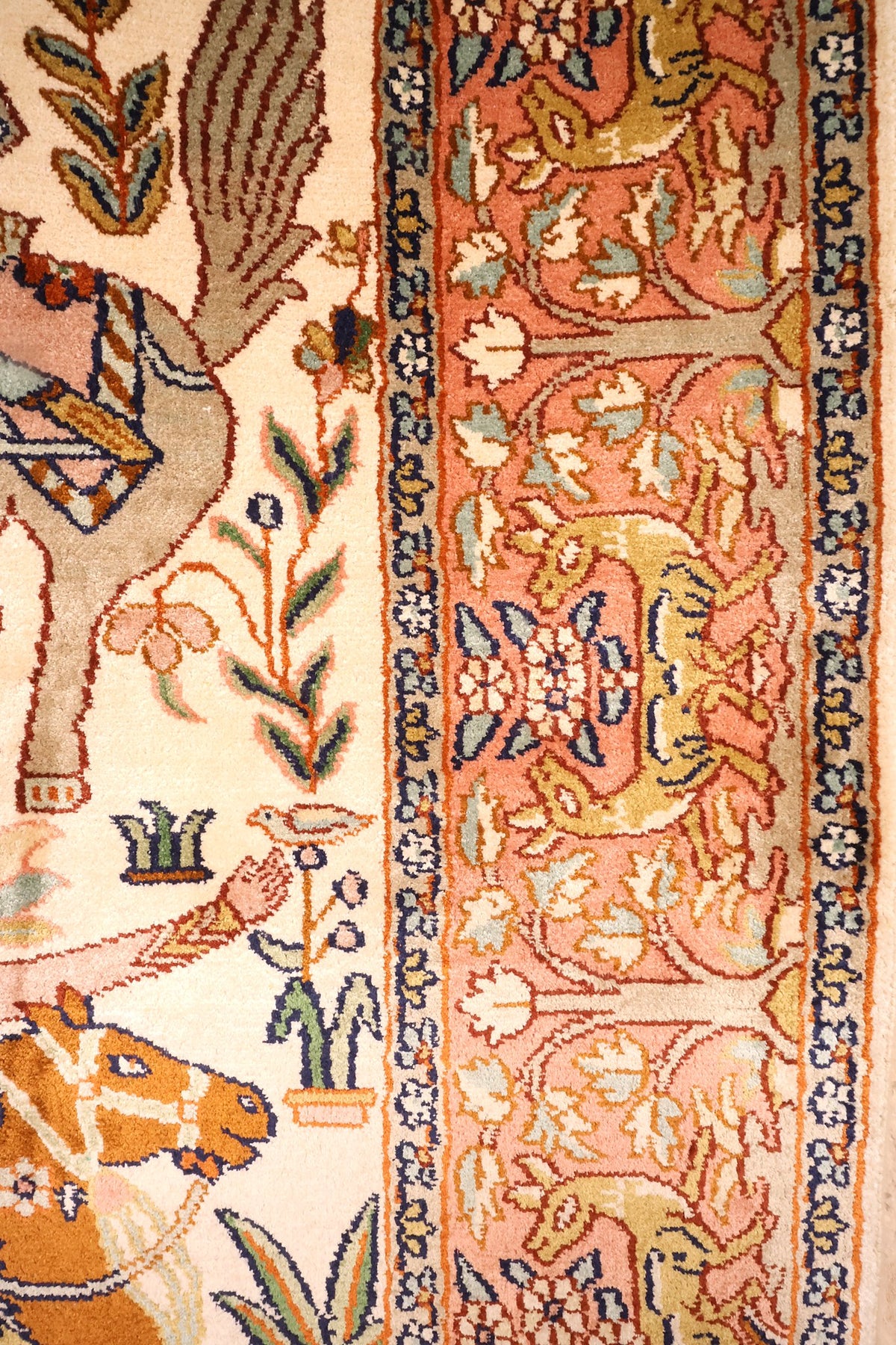 Bordure rose saumon à rinceaux fleuris et animaux, contre-bordures bleu nuit