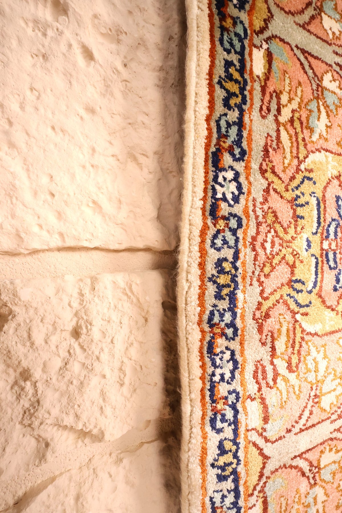 Bord du tapis Cachemire beige et rose, lisière et contre-bordure bleu nuit