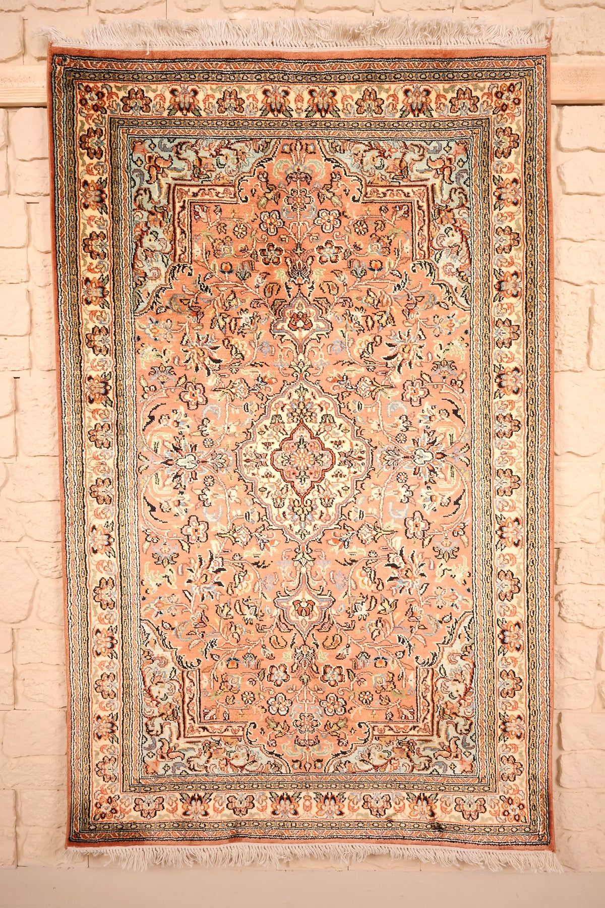 Tapis Cachemire rose 152 × 96 cm, vue d'ensemble avec médaillon ivoire et franges blanches