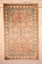 Tapis Cachemire rose 152 × 96 cm, vue d'ensemble avec médaillon ivoire et franges blanches