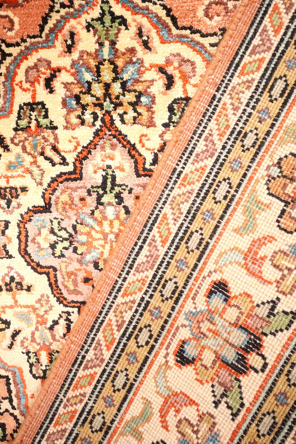 Tapis Cachemire noué à la main, coin replié entre médaillon et bande ivoire à fleurs