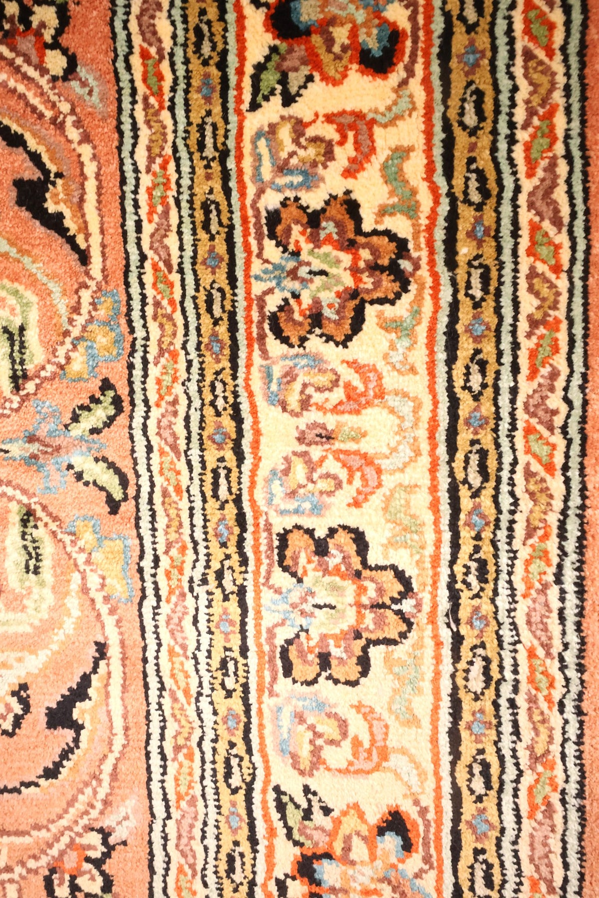 Bordures multiples du tapis Cachemire, filets noirs, orange et jaunes autour des fleurs