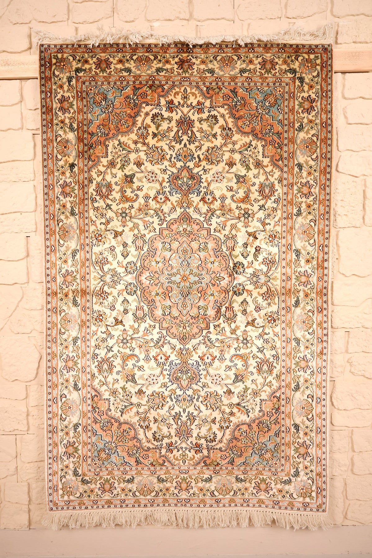 Tapis Cachemire beige 153 × 95 cm en soie naturelle, vue d'ensemble de face