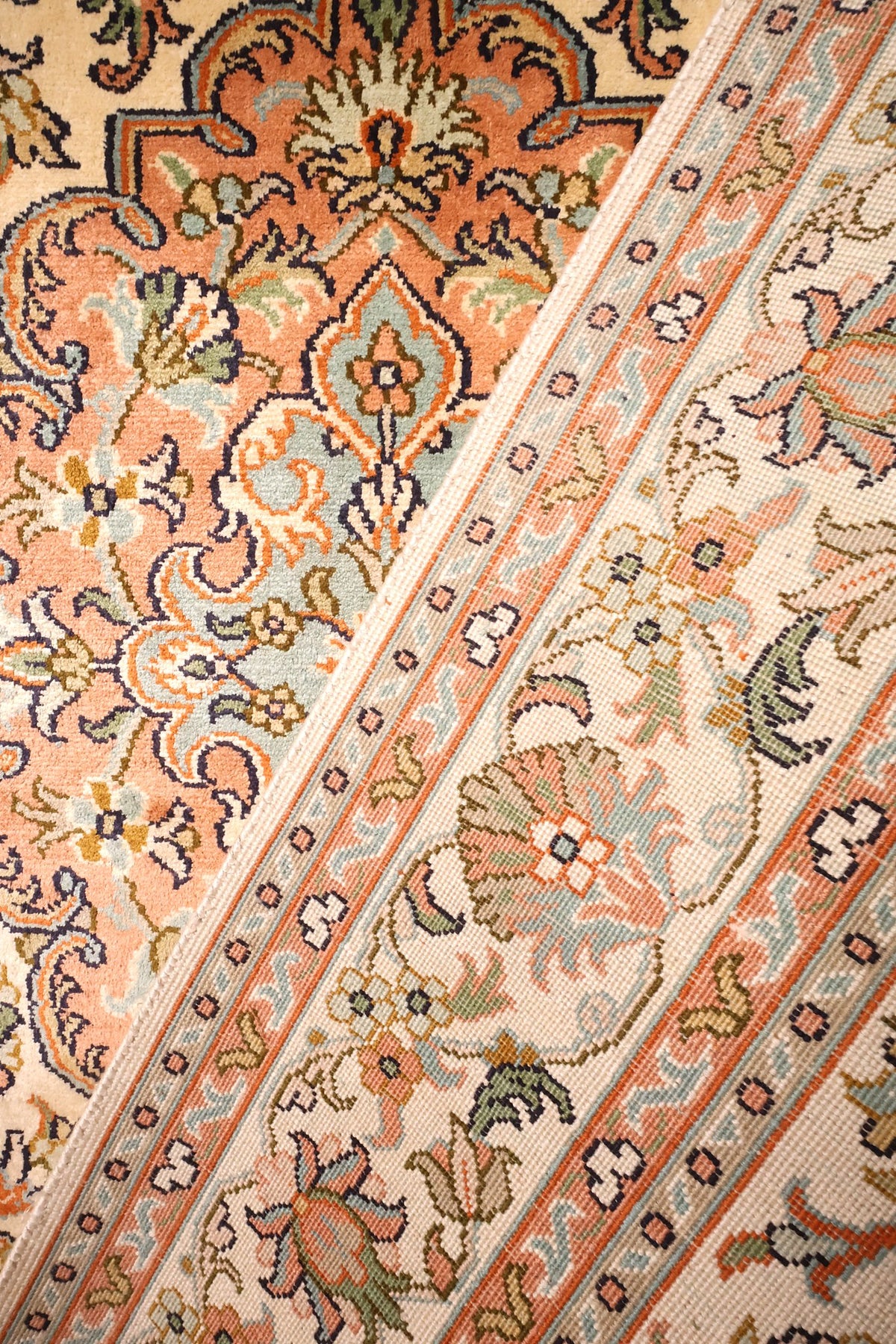 Tapis Cachemire noué à la main, coin replié montrant l'encadrement et le champ