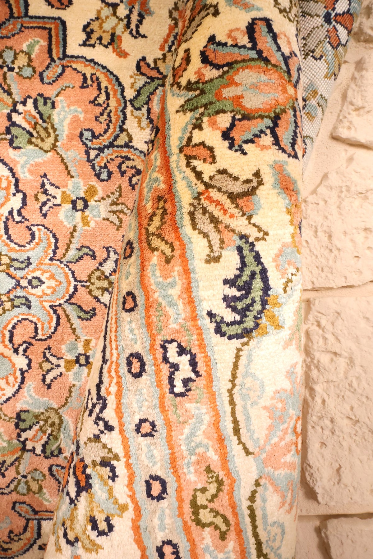 Lisière du tapis Cachemire en soie, rinceaux orange, bleu et vert olive