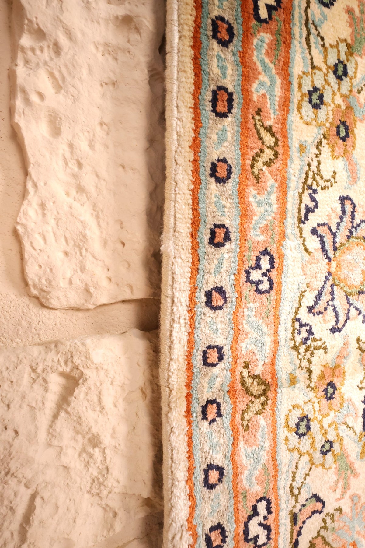 Bord latéral du tapis Cachemire beige, filets orange et motifs bleus en soie