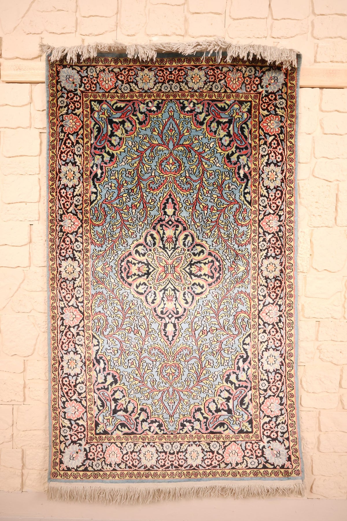 Tapis Cachemire bleu 155 × 92 cm, vue d'ensemble avec médaillon central et franges écrues