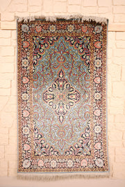 Tapis Cachemire bleu 155 × 92 cm, vue d'ensemble avec médaillon central et franges écrues