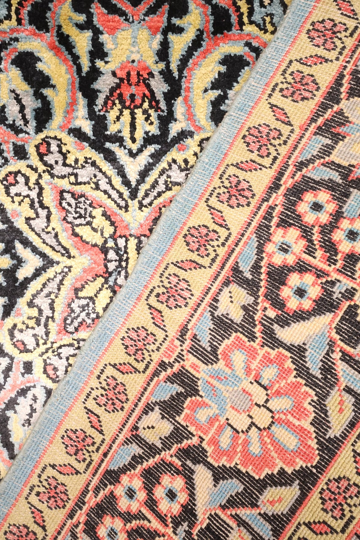 Envers du tapis Cachemire noué à la main, nœuds et dessin floral visibles