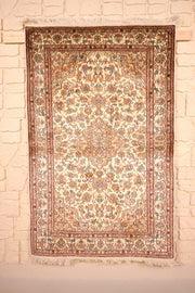 Tapis Cachemire beige 155 × 98 cm en soie naturelle, vue d'ensemble avec franges claires