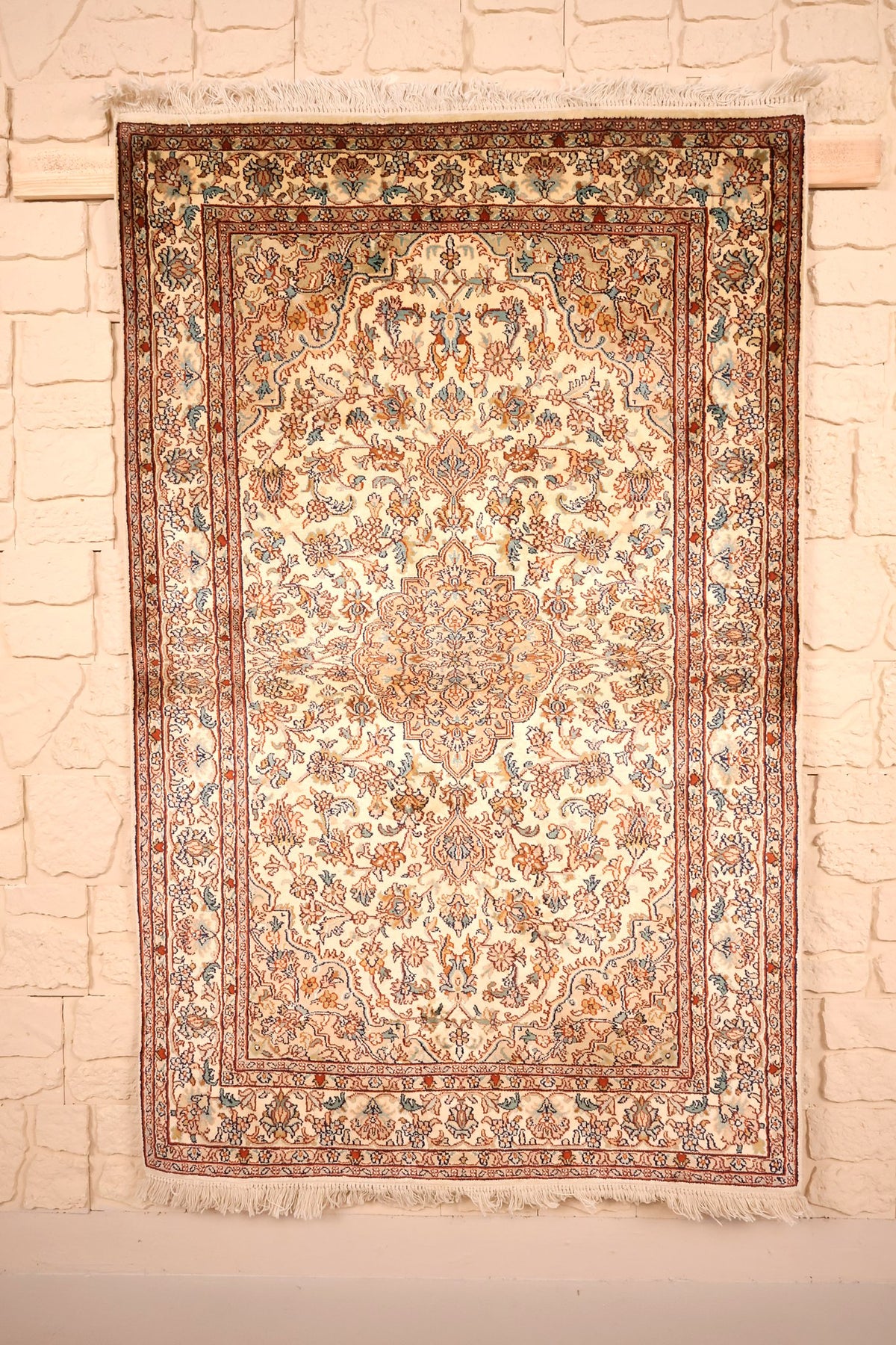 Tapis Cachemire beige 155 × 98 cm en soie naturelle, vue d'ensemble avec franges claires